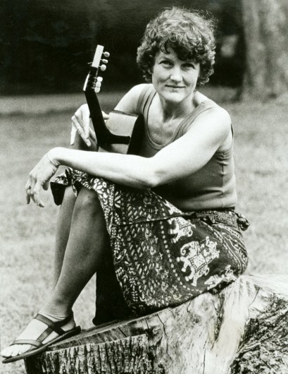 A 1971 publicity shot of Peggy seated, smiling and holding acoustic guitar.