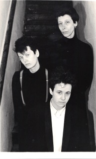 The three women of Tapanda Re posed on a staircase.